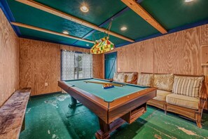 Game room - Whispering Hills - Private Couples Retreat | Pet-Friendly | Wifi | Fire Pit (Berkeley Springs)