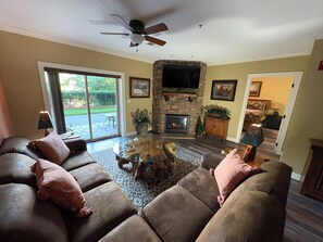 Een smart-tv en een open haard