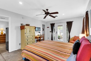 1 habitación, escritorio, tabla de planchar con plancha y cuna de viaje