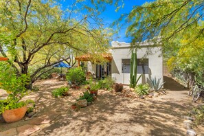 Property grounds - Private Southwestern Style Casita with Lush & Fully fenced Lush Yard** (Tucson)