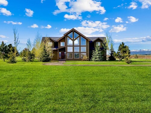 Luxurious, Private Cabin w/ Hot Tub & Volleyball