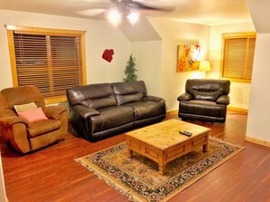 Una Smart TV, una chimenea, videojuegos, un reproductor de DVD