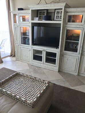 Smart TV, DVD player, books, video library - Beach Front Balcony in Lovely 2 bed/2 Bath Condo (New Smyrna Beach)