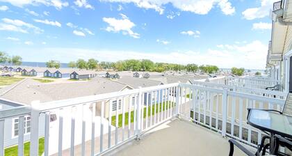 Äskettäin uusittu, tilava perheystävällinen uima-allas ja lähellä sijaitseva ranta