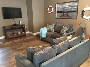 Televisión de pantalla plana, videojuegos y reproductor de DVD 