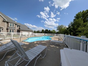 Piscina a l'aire lliure i piscina climatitzada 