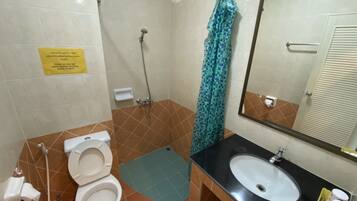 Standard Double Room | Badezimmer | Dusche, kostenlose Toilettenartikel, Handtücher