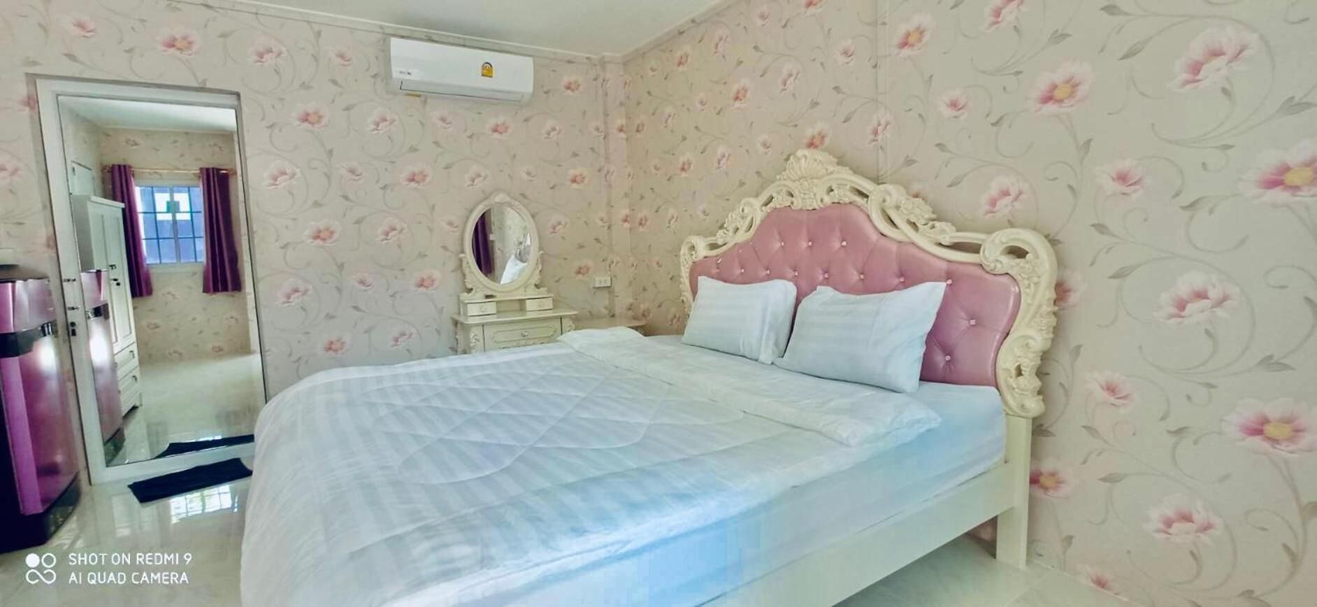 Desk, soundproofing, rollaway beds, free WiFi