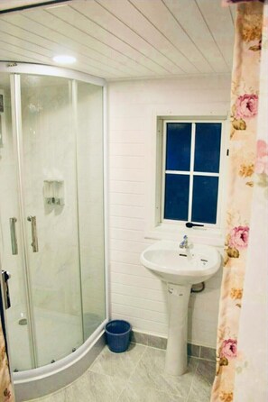 Dusche, kostenlose Toilettenartikel, Handtücher