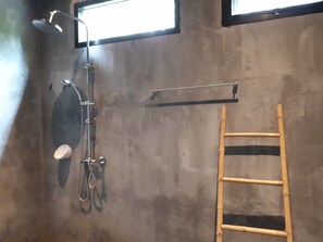 Habitación estándar | Regadera en el baño