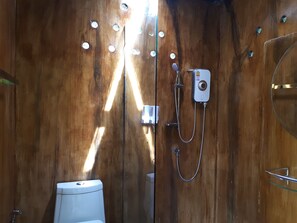 Een douche, handdoeken