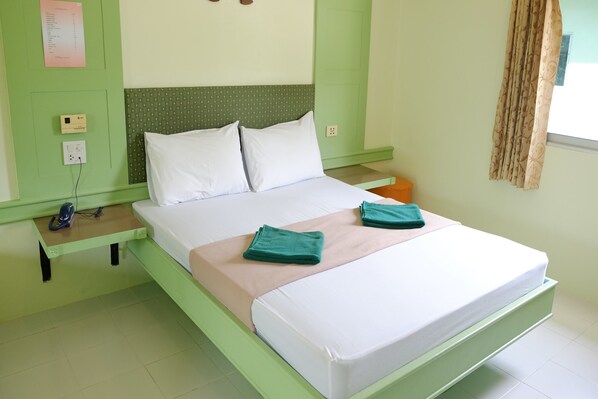 Standard  | Desk, free WiFi