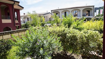 Superior-Doppelzimmer, 1 King-Bett, Terrasse | Blick auf den Garten
