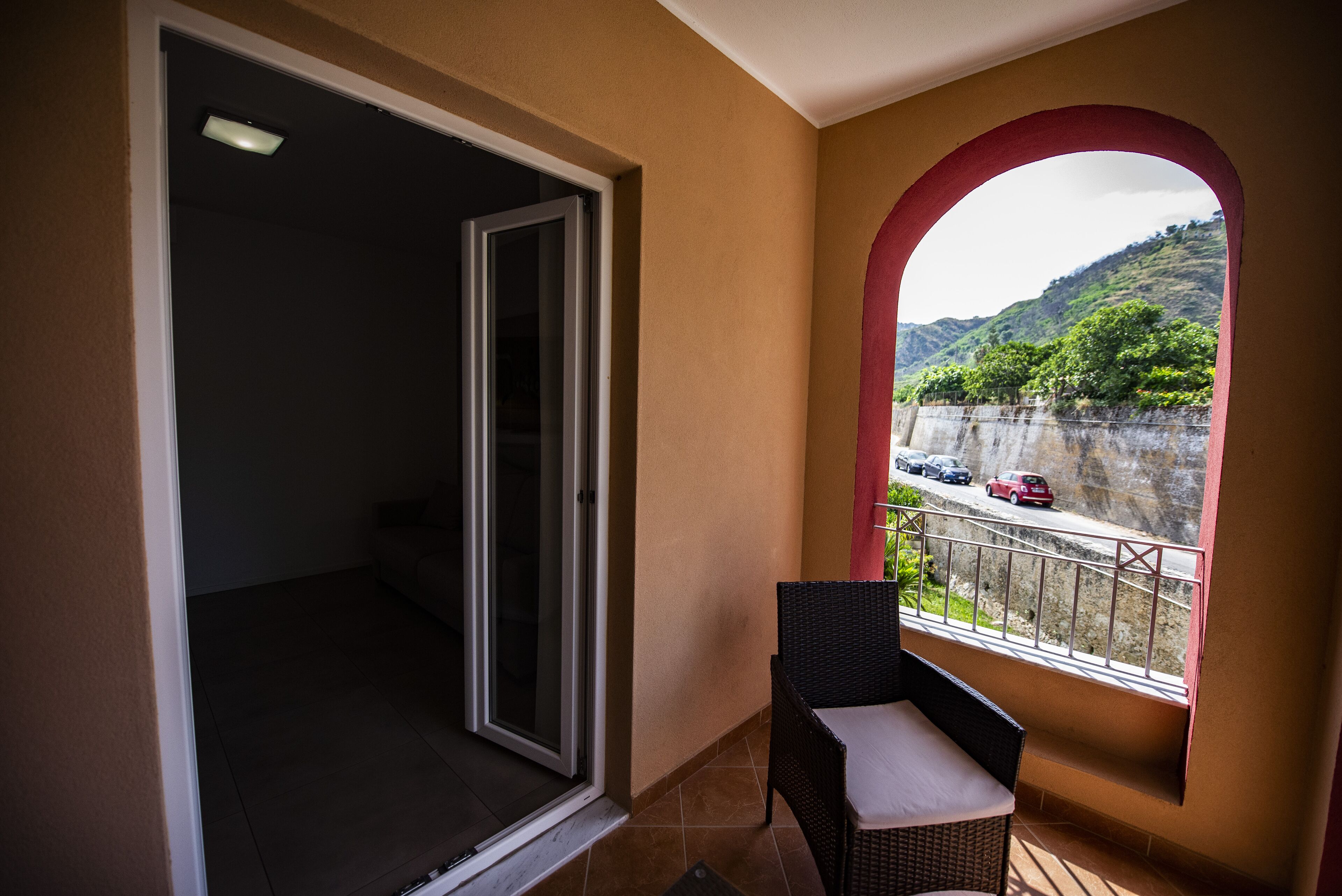 Ein Balkon mit Blick auf eine Straße und Berge.