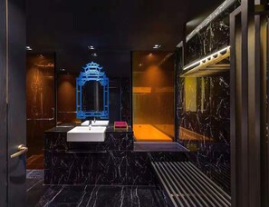 Shower, free toiletries, hair dryer, towels - Blossom House Beijing Houhai (Beijing)
