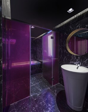 Lakeview Deluxe Suite | Bathroom | Shower, free toiletries, hair dryer, towels - Blossom House Beijing Houhai (Beijing)