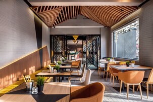 供应早餐、午餐和晚餐