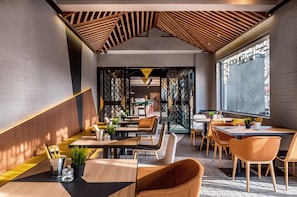 Breakfast, lunch and dinner served - Blossom House Beijing Houhai (Beijing)