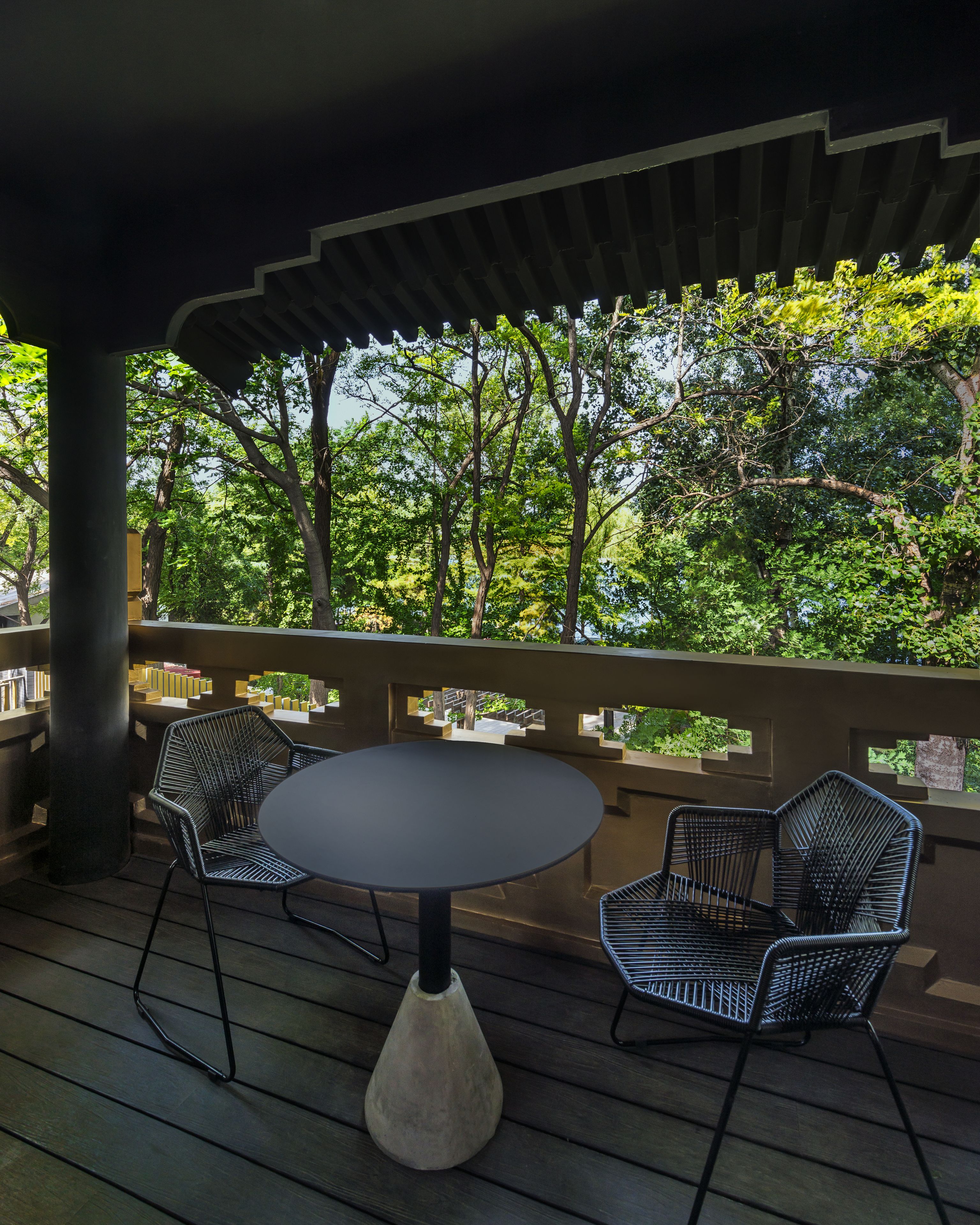 courtyard room balcony lakeview | premium bedding, minibar, in-room safe, desk