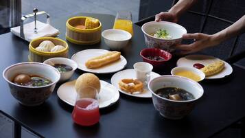 Petit déjeuner buffet servi tous les jours en supplément