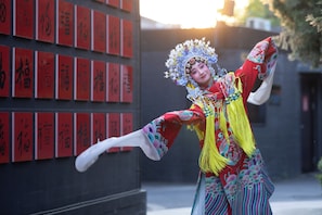 Une personne vêtue d’un costume traditionnel qui danse.