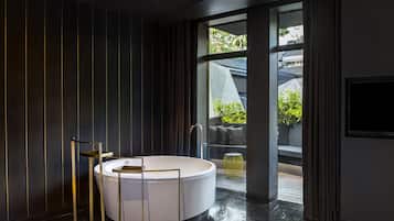 Vue Courtyard Suite | Premium bedding, minibar, in-room safe, desk