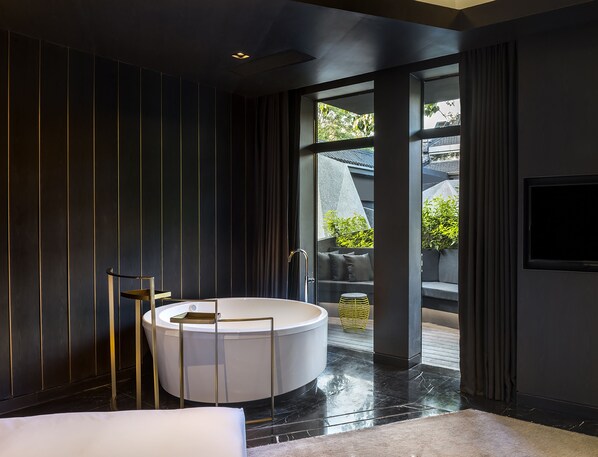 Vue Courtyard Suite | Premium bedding, minibar, in-room safe, desk - Blossom House Beijing Houhai (Beijing)