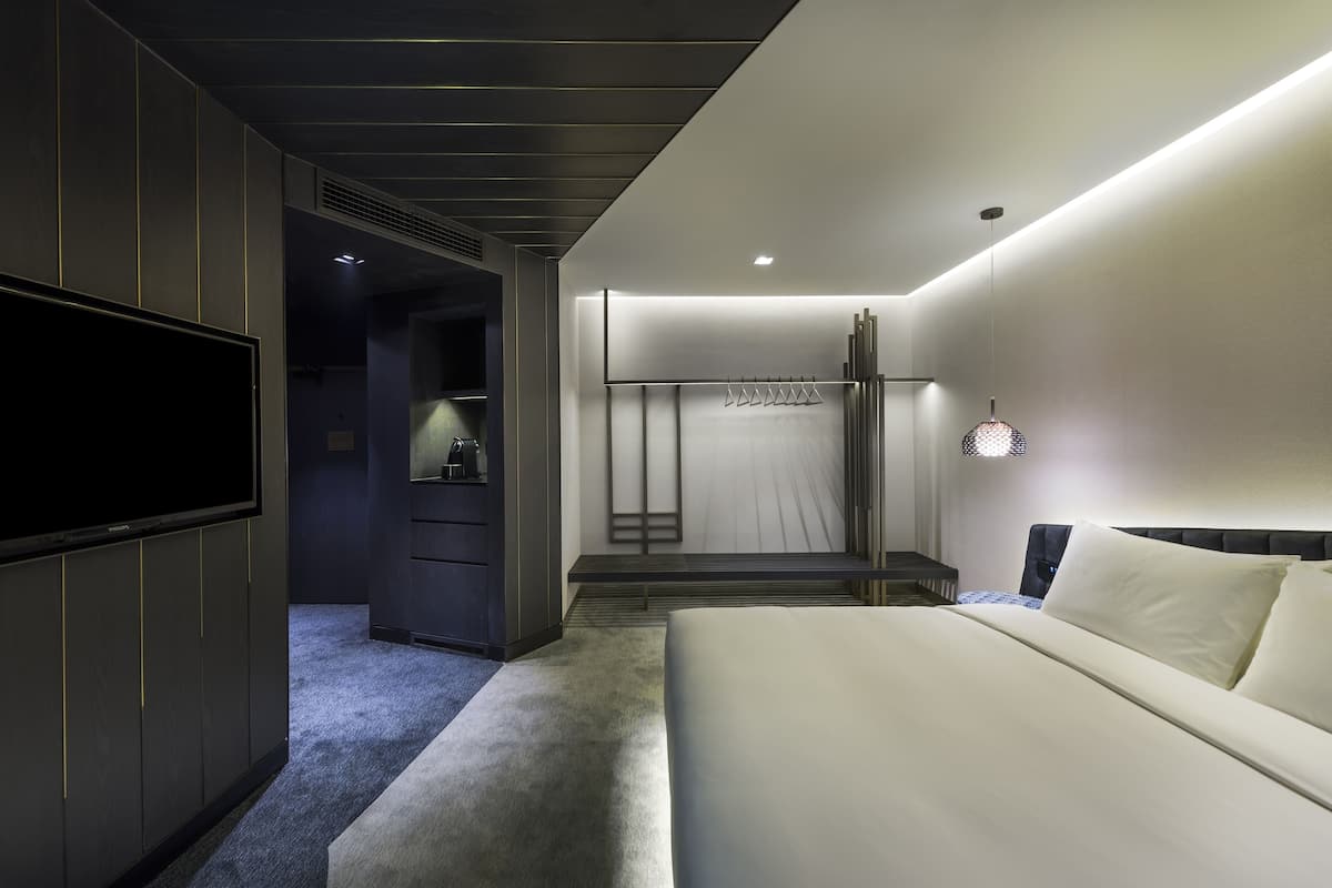 Luxe beddengoed, een minibar, een kluis op de kamer, een bureau