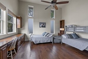 4 Schlafzimmer, Schreibtisch, Bügeleisen/Bügelbrett, Reisekinderbett