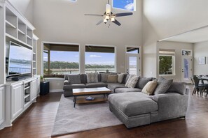 تلفزيون ذكي، برامج وأفلام نتفليكس، مشغل دي في دي، كرة قدم الطاولة