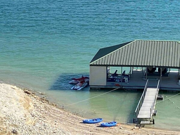 بالقرب من الشاطئ