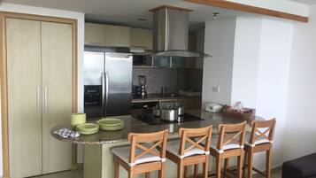 Jääkaappi, mikroaaltouuni, uuni, liesi