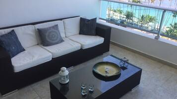 Televisio, DVD-soitin, pöytätennispöytä, stereot