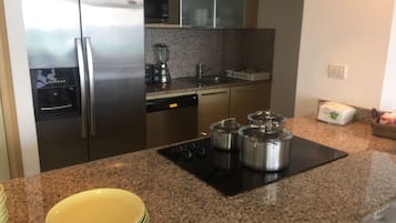Refrigerador, microondas, horno y parrilla de estufa