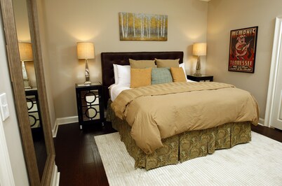 Jefferson Blue Door ......Charming Renovated Cottage in Midtown