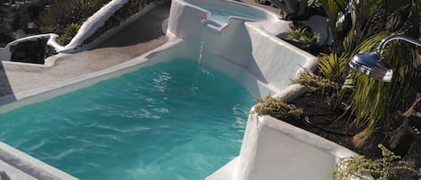 حمّام سباحة خارجي، حمّام سباحة مُدفَّأ