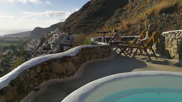 Una piscina al aire libre, una piscina climatizada