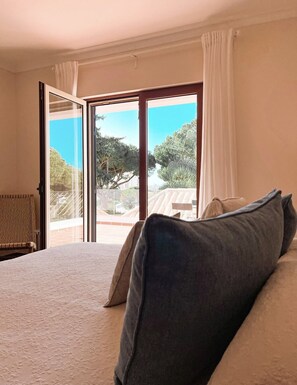 6 bedrooms, iron/ironing board, WiFi, bed sheets