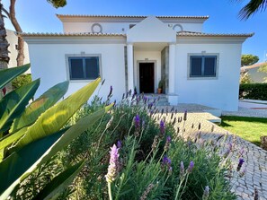 Exterior detail - Elegant spacious house in Vilamoura with private heated pool and family BBQ area (Quarteira)