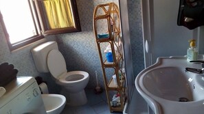 Douche, sèche-cheveux, bidet, serviettes fournies