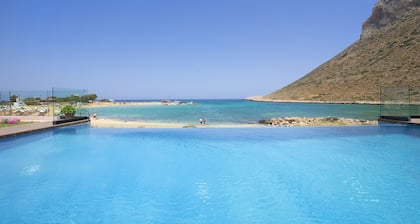 Lorsque la piscine toucher la mer ... En face de la plage Antony Quinn dansé syrtaki!