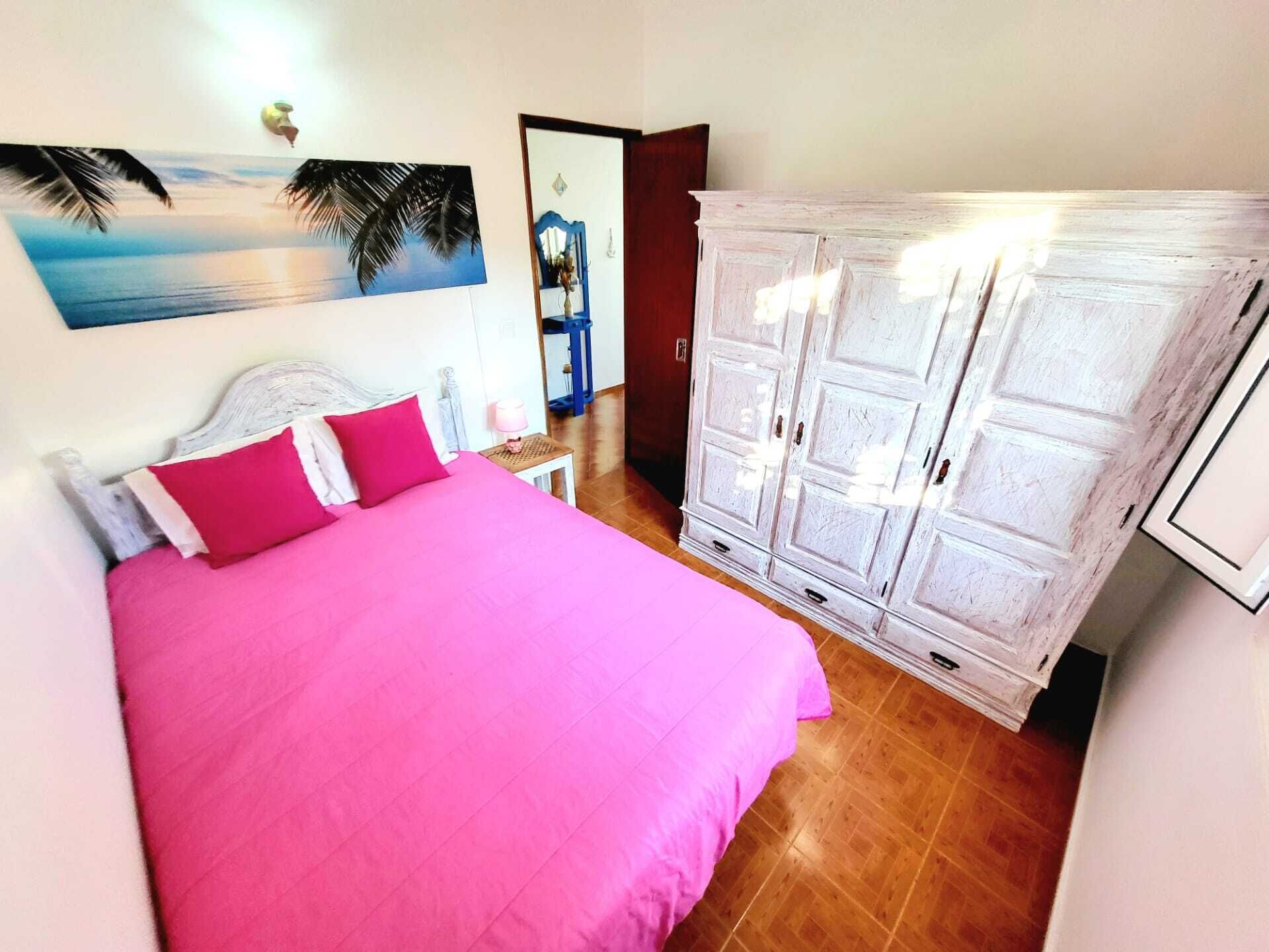 2 habitaciones, tabla de planchar con plancha y cuna de viaje 