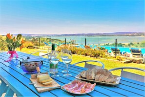 Outdoor dining - Superb villa for families with kids/tots, heated & fenced pool, gorgeous views (Foz do Arelho)