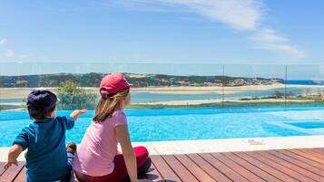 Una piscina al aire libre, una piscina climatizada