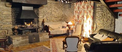 Smart-tv, pejs, bordtennisbord, bøger