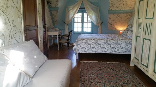 2 bedrooms, in-room safe, desk, iron/ironing board