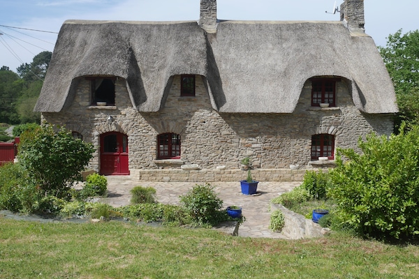 Vue sur l'entrée et la terrasse depuis le grand jardin