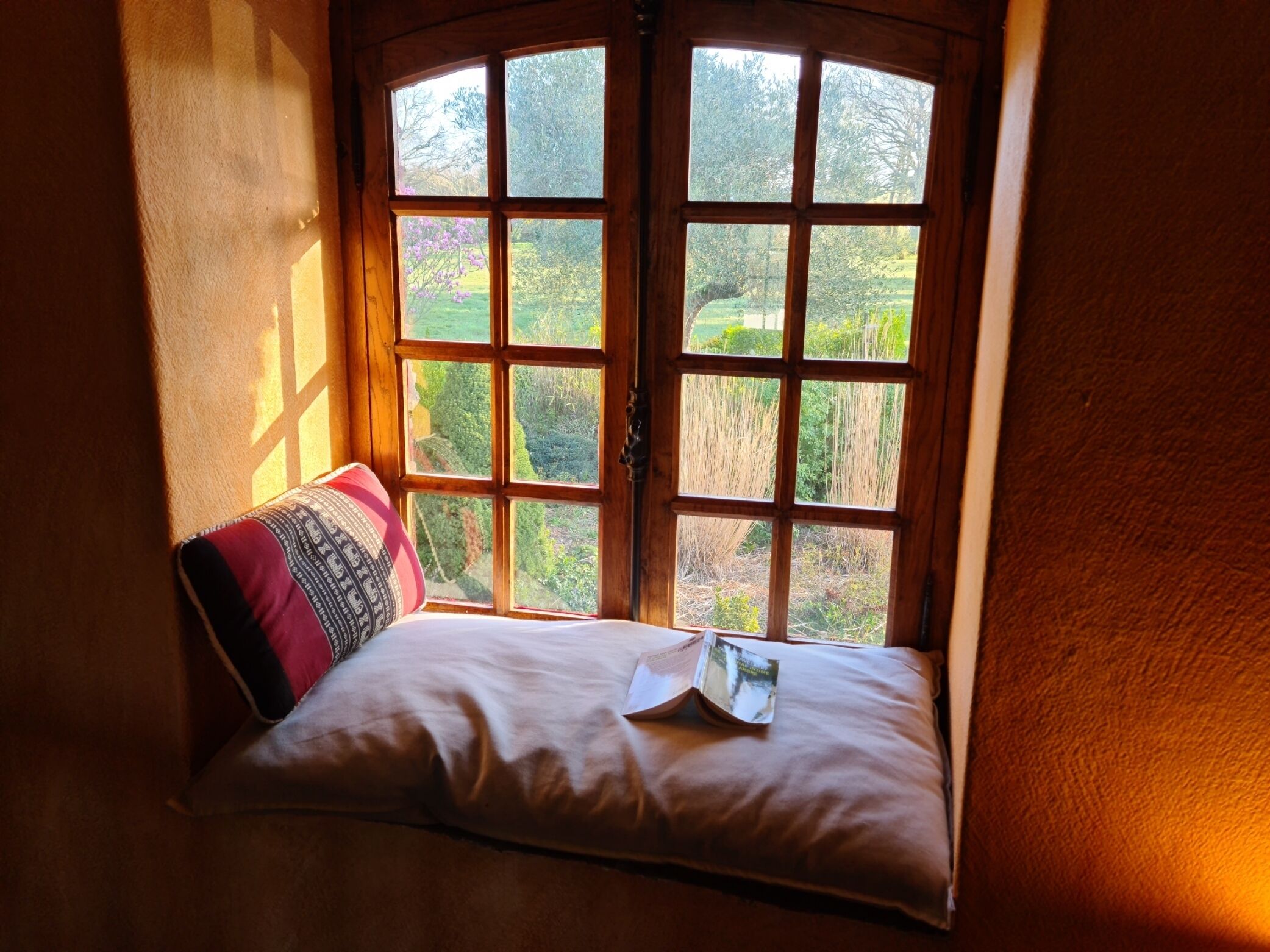 2 quartos, cofres nos quartos, escrivaninha