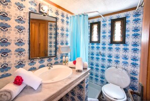 Shower, hair dryer, towels, soap - Traditional Houses - Maisonette Anemoni (Agios Nikolaos)