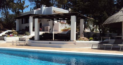 Mukava perhehuvila 6: lle, suurella uima-altaalla Can Bosc